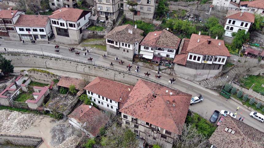 Safranbolu Sokaklarını Atlarla Gezdiler